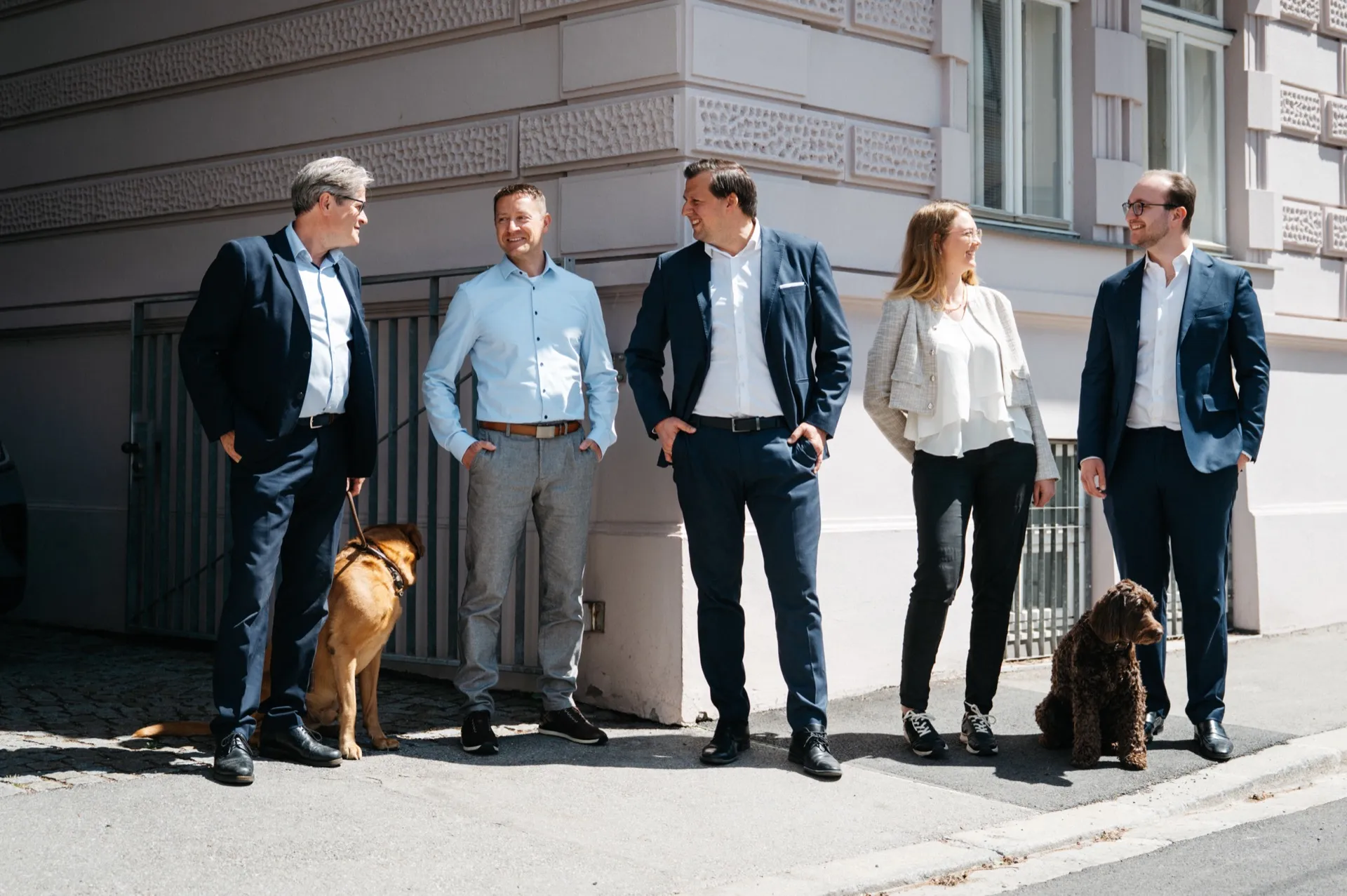 Das Team der IBEX Wirtschaftsprüfung GmbH vor der Kanzlei in Salzburg