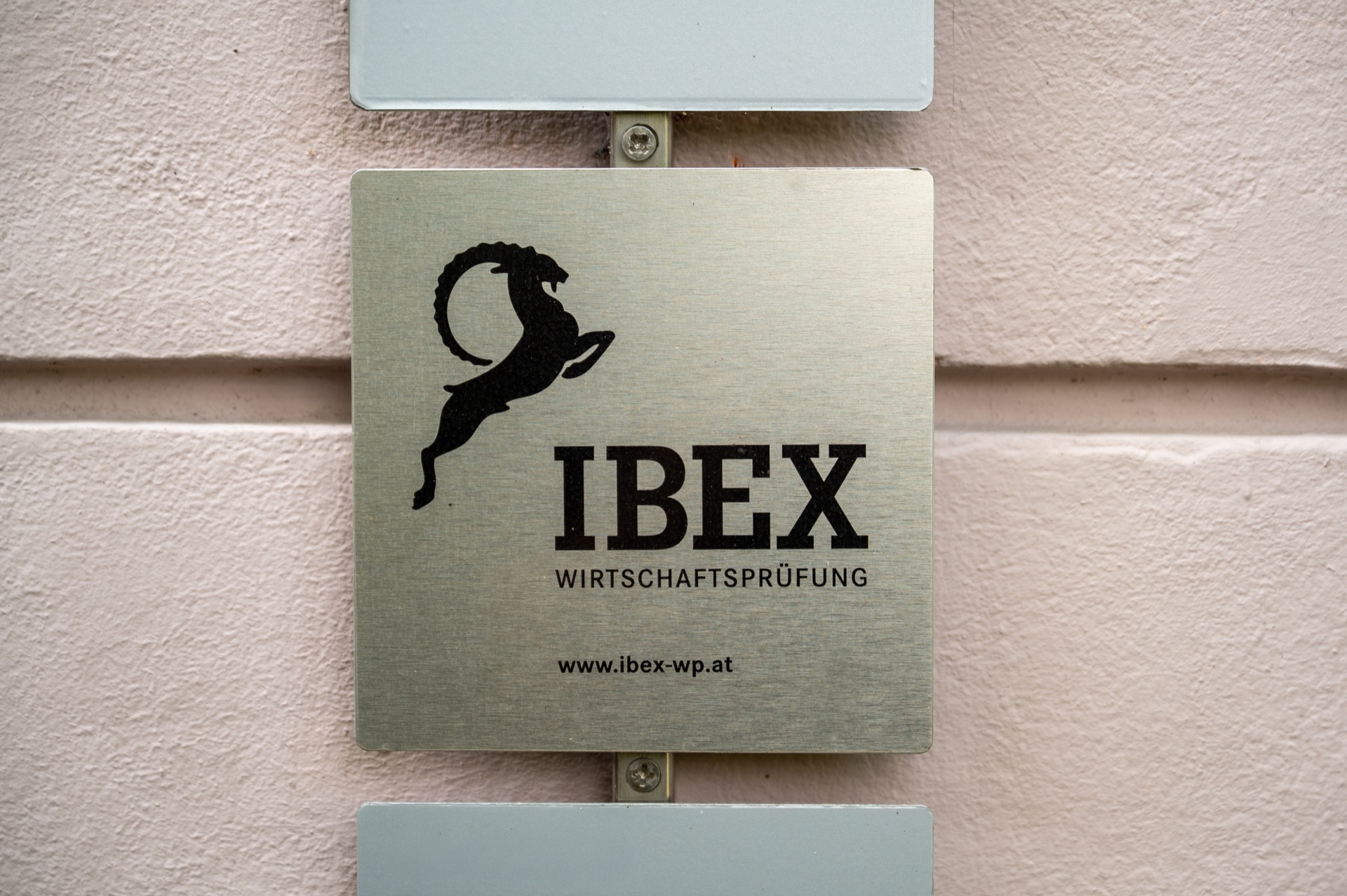Firmenschild der IBEX Wirtschaftsprüfung GmbH