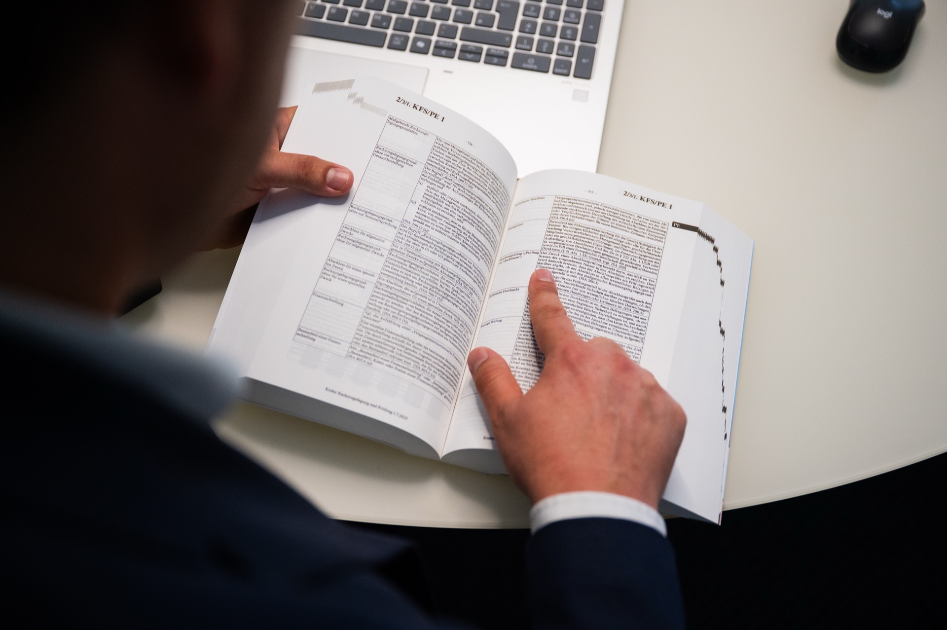 Detailprüfung im aufgeschlagenen Fachkodex