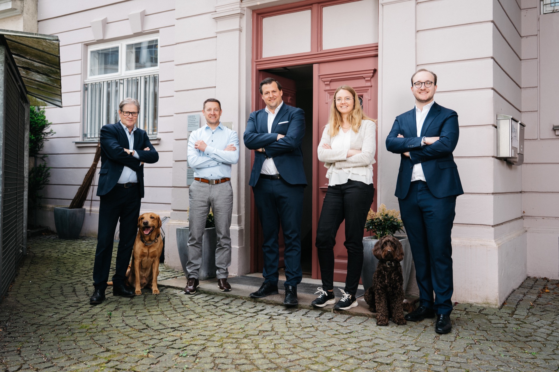 Das Team der IBEX Wirtschaftsprüfung GmbH vor der Kanzlei in Salzburg